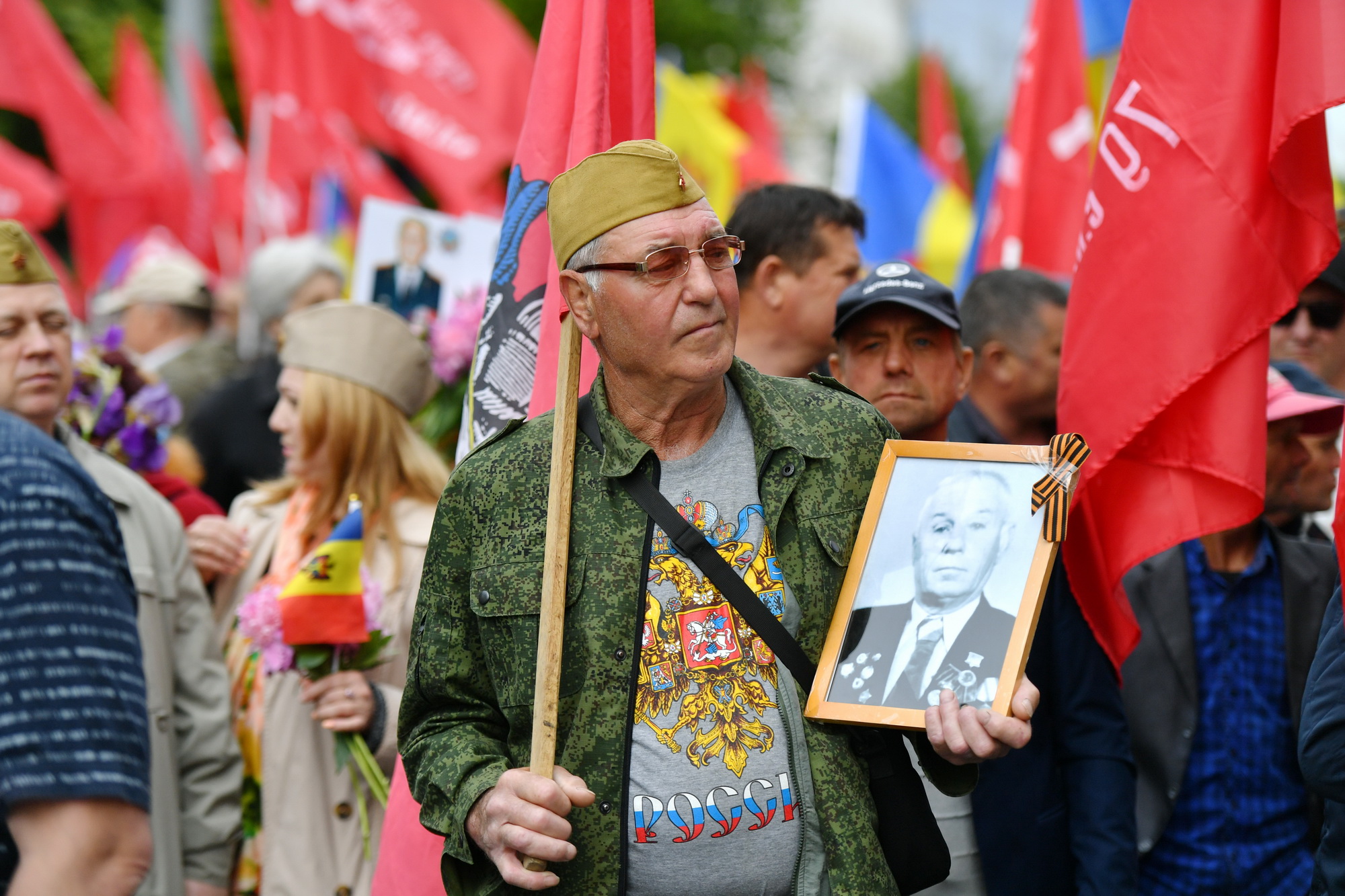 Fotoreportaj de 9 mai: Stalin, flori, panglici, tricouri cu inscripția „Rusia”. Cum a fost la „Marșul Victoriei” 