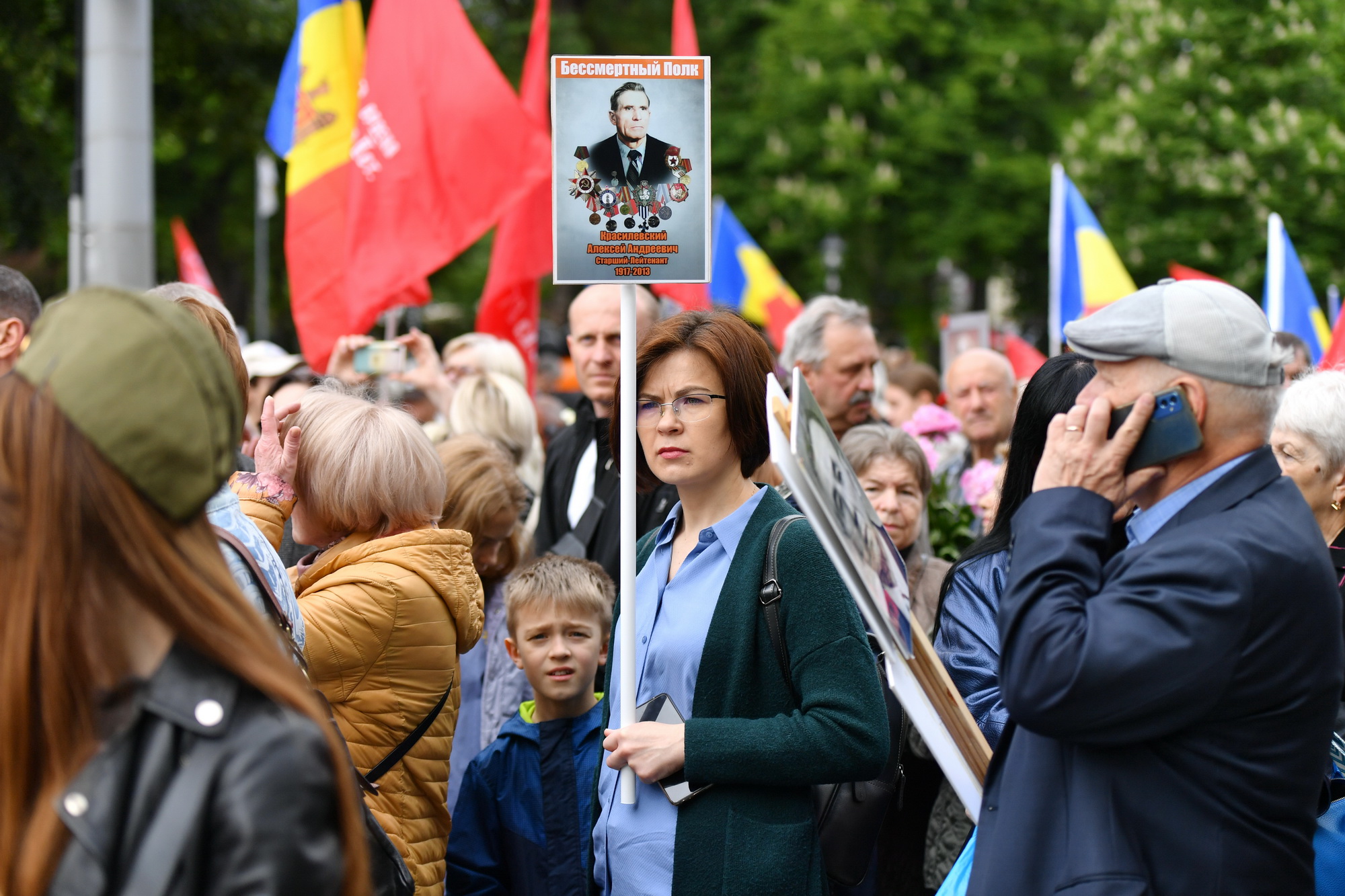 Fotoreportaj de 9 mai: Stalin, flori, panglici, tricouri cu inscripția „Rusia”. Cum a fost la „Marșul Victoriei” 