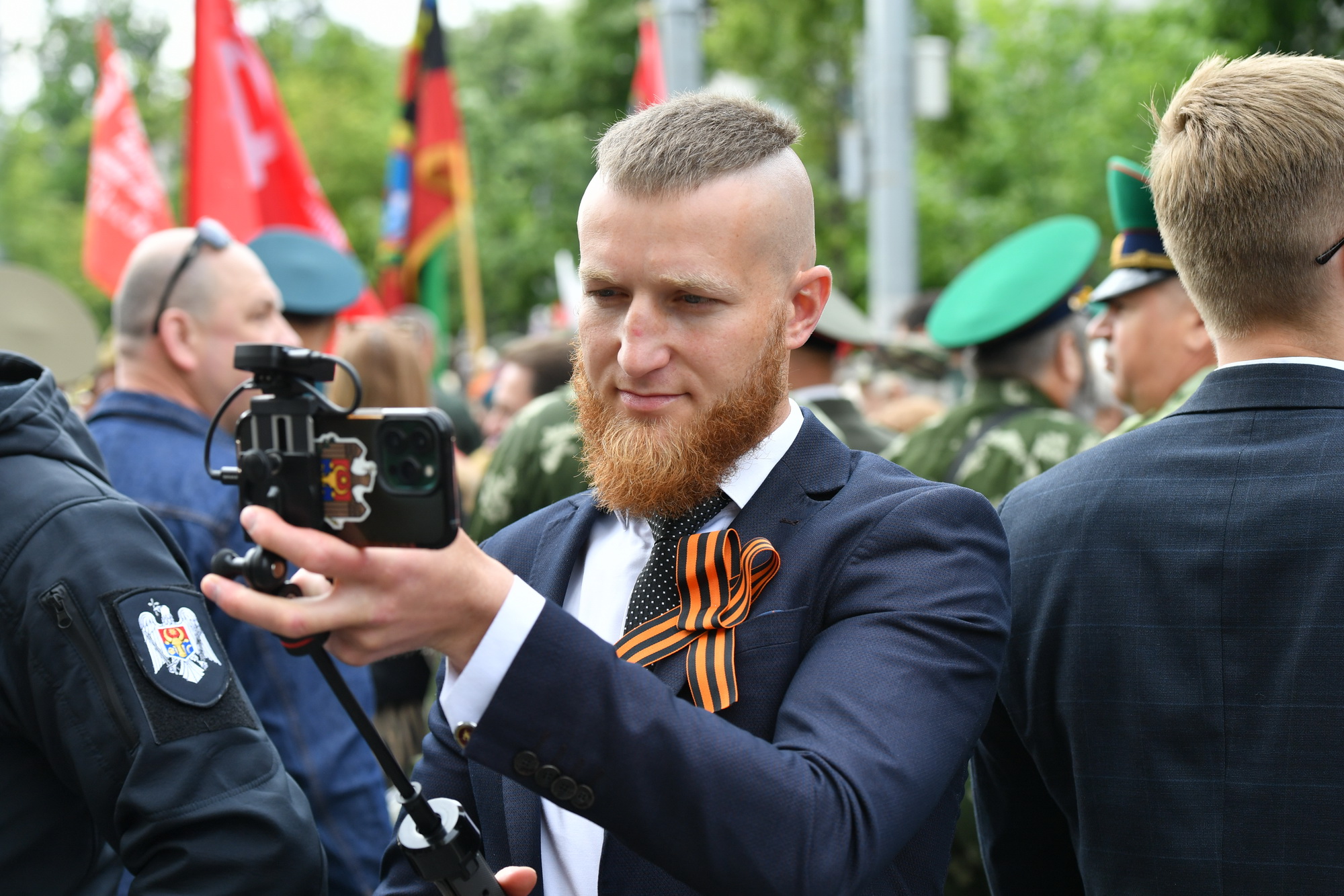 Fotoreportaj de 9 mai: Stalin, flori, panglici, tricouri cu inscripția „Rusia”. Cum a fost la „Marșul Victoriei” 