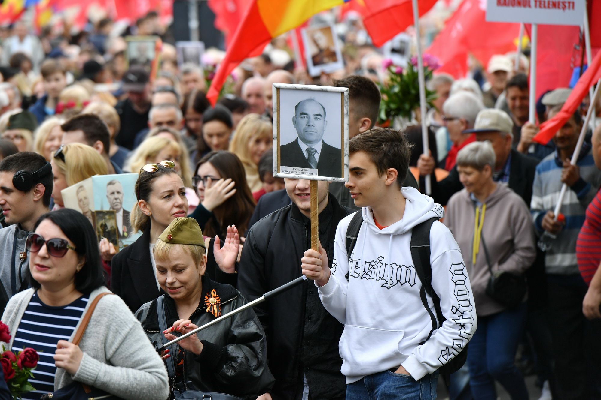 Fotoreportaj de 9 mai: Stalin, flori, panglici, tricouri cu inscripția „Rusia”. Cum a fost la „Marșul Victoriei” 