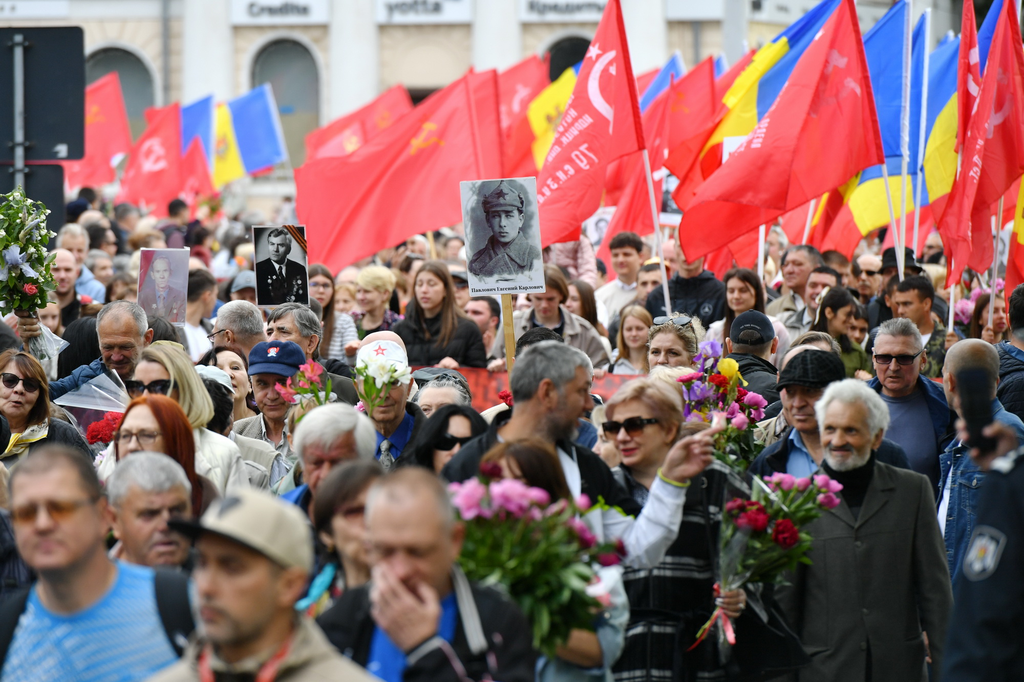 Fotoreportaj de 9 mai: Stalin, flori, panglici, tricouri cu inscripția „Rusia”. Cum a fost la „Marșul Victoriei” 