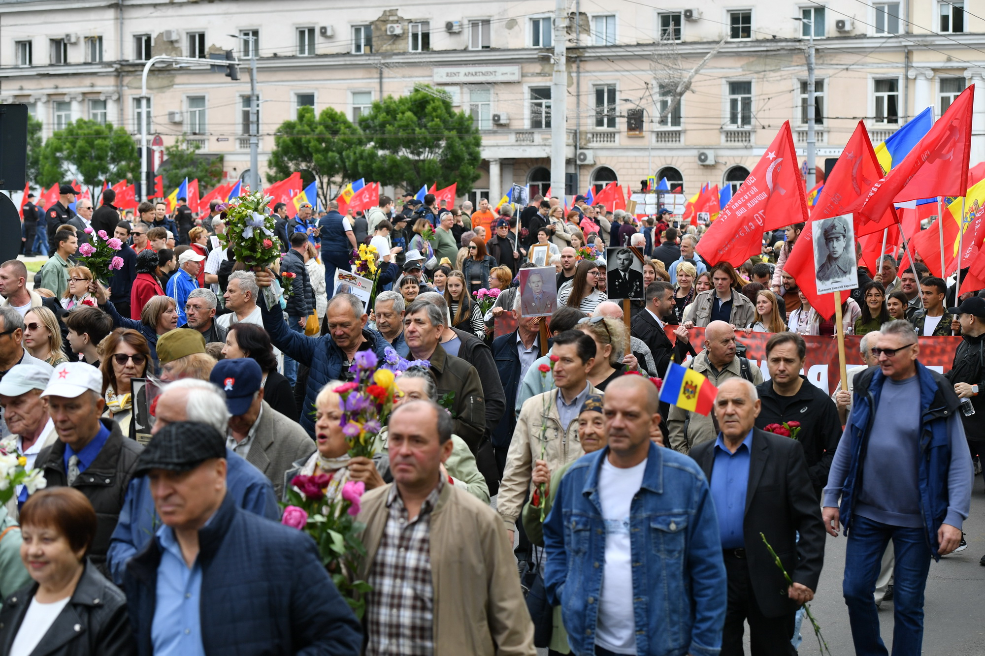 Fotoreportaj de 9 mai: Stalin, flori, panglici, tricouri cu inscripția „Rusia”. Cum a fost la „Marșul Victoriei” 