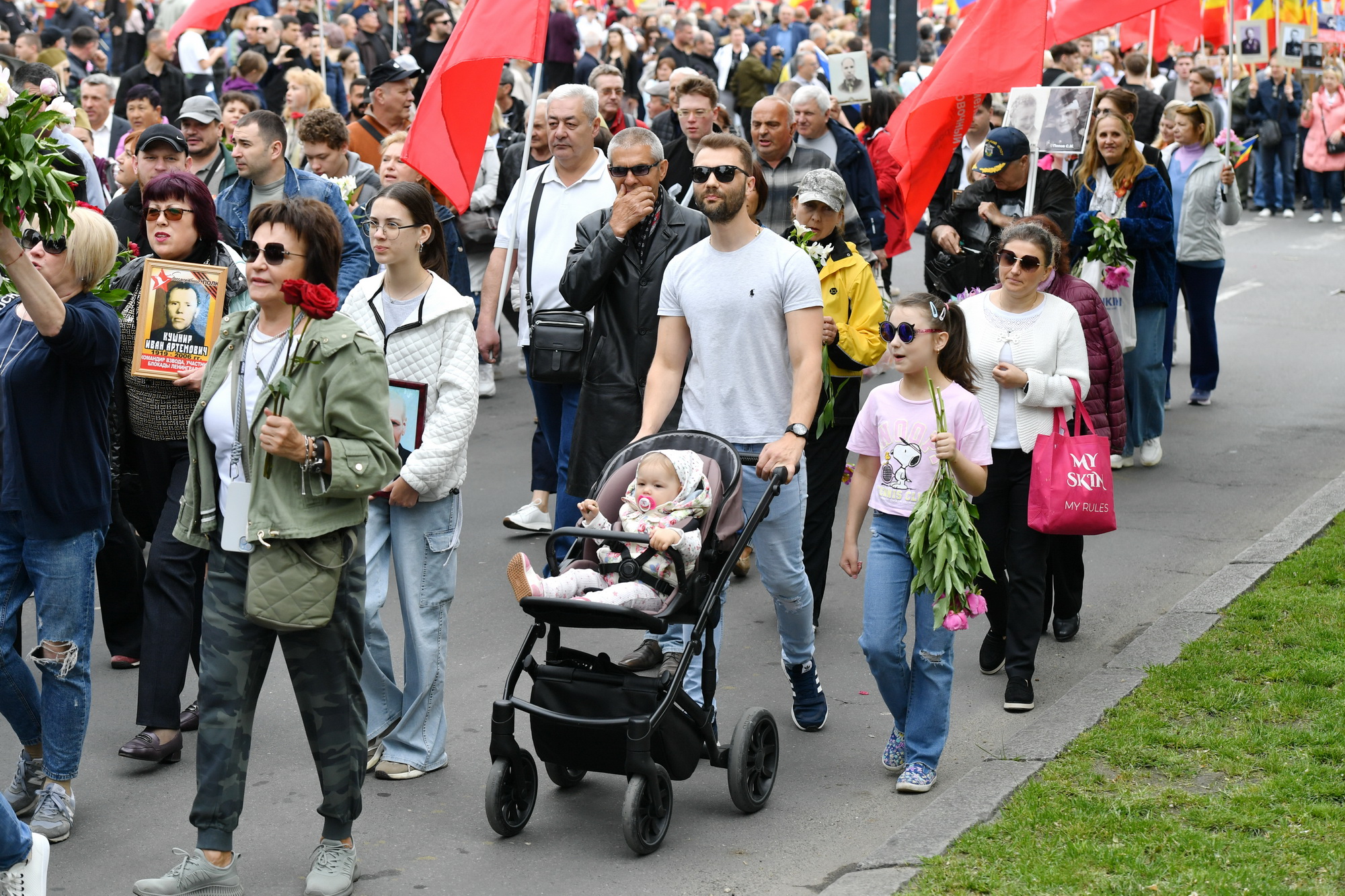 Fotoreportaj de 9 mai: Stalin, flori, panglici, tricouri cu inscripția „Rusia”. Cum a fost la „Marșul Victoriei” 