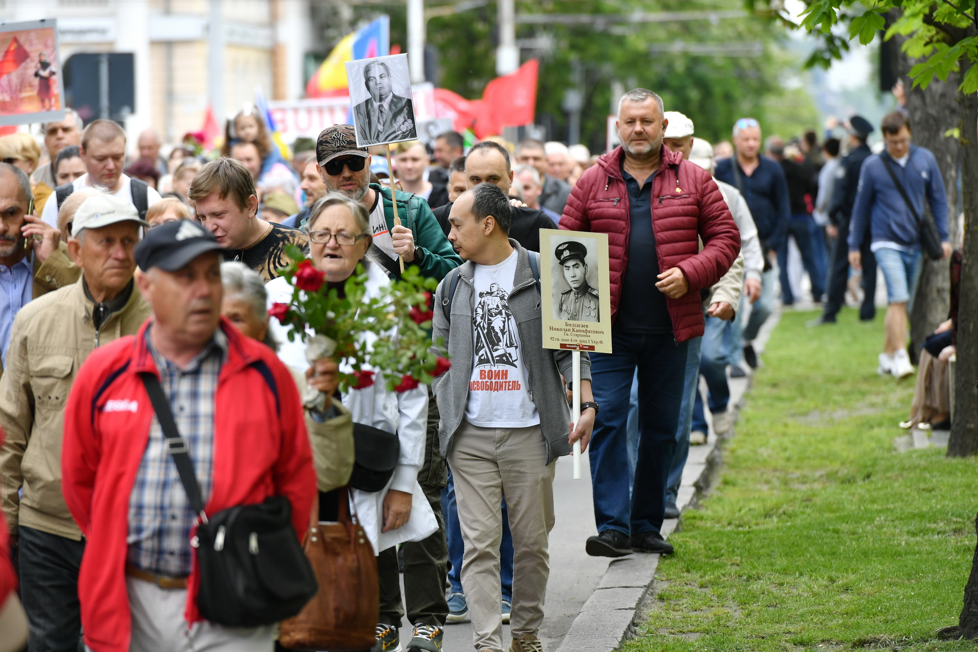 Fotoreportaj de 9 mai: Stalin, flori, panglici, tricouri cu inscripția „Rusia”. Cum a fost la „Marșul Victoriei” 