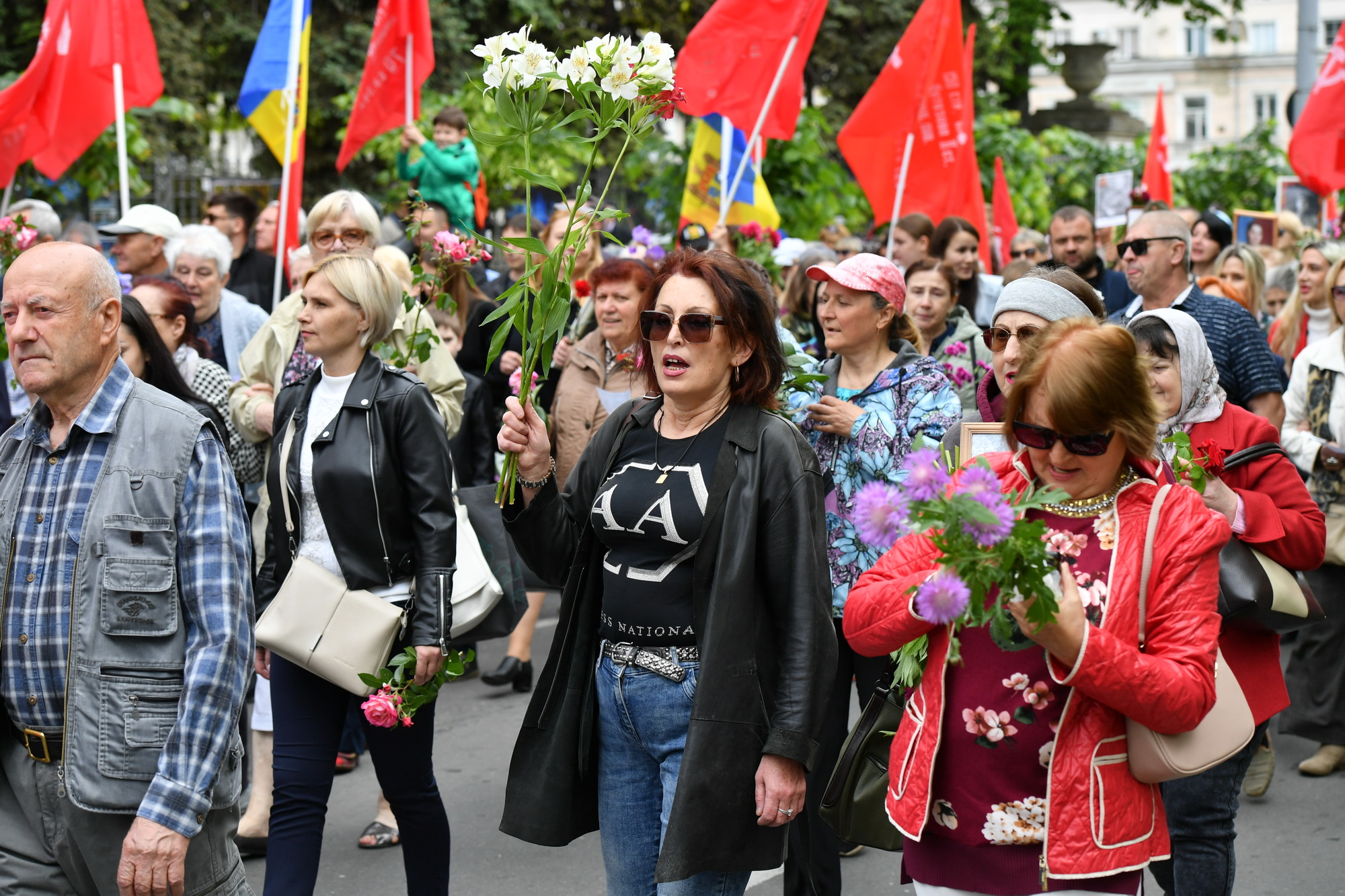 Fotoreportaj de 9 mai: Stalin, flori, panglici, tricouri cu inscripția „Rusia”. Cum a fost la „Marșul Victoriei” 