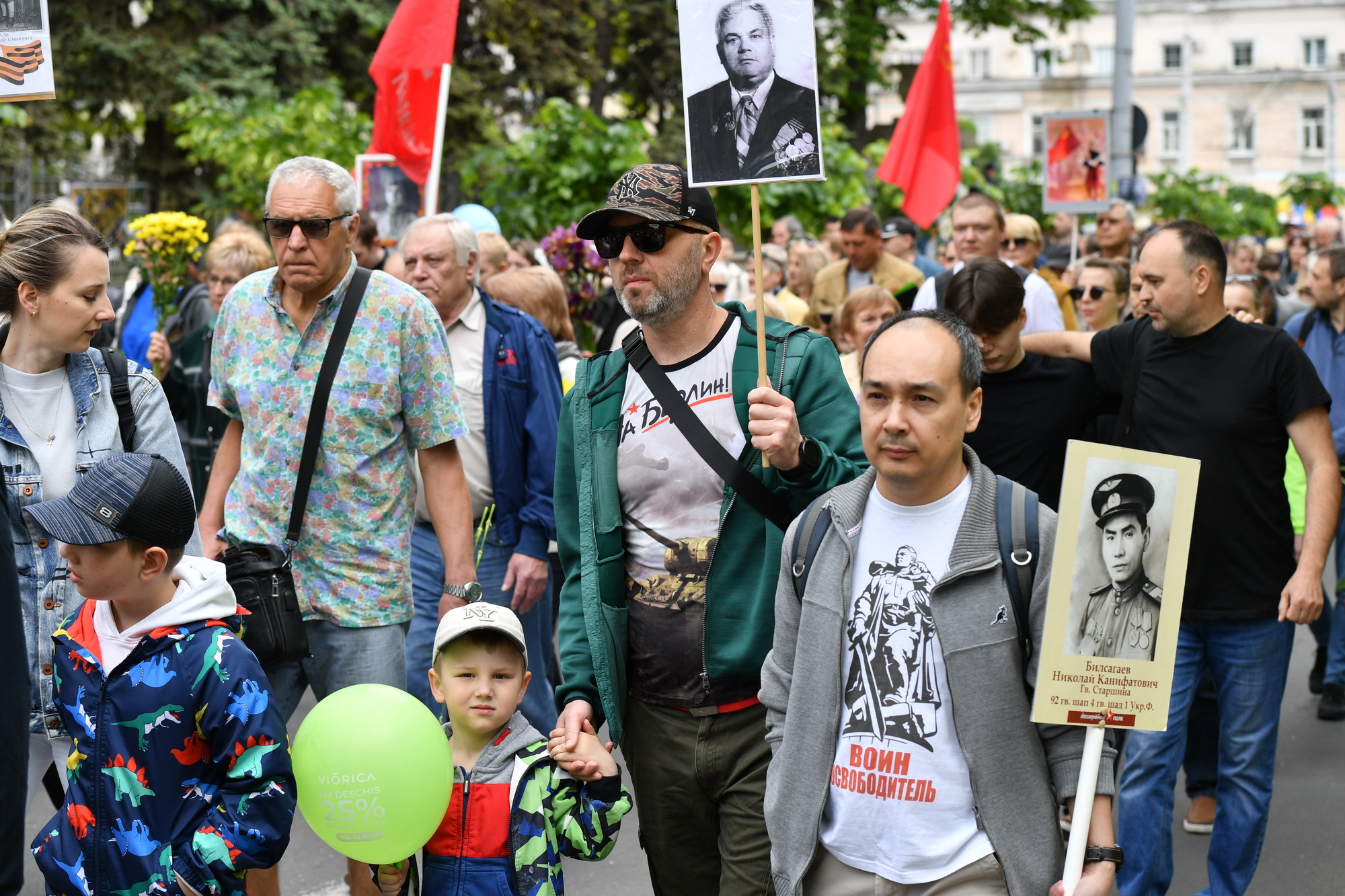 Fotoreportaj de 9 mai: Stalin, flori, panglici, tricouri cu inscripția „Rusia”. Cum a fost la „Marșul Victoriei” 