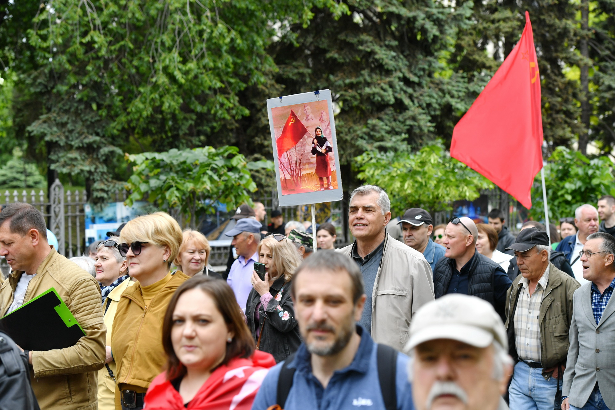 Fotoreportaj de 9 mai: Stalin, flori, panglici, tricouri cu inscripția „Rusia”. Cum a fost la „Marșul Victoriei” 