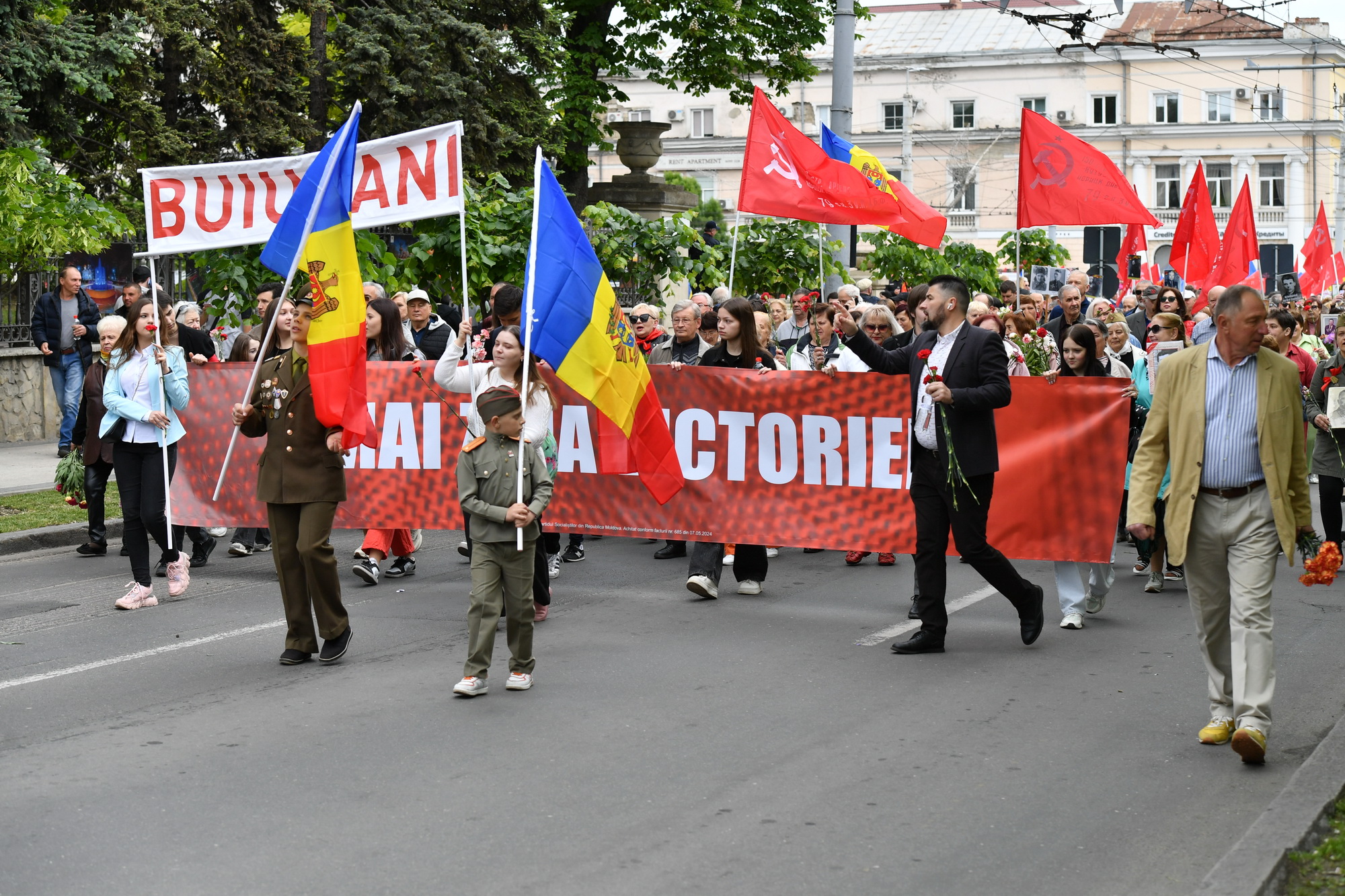 Fotoreportaj de 9 mai: Stalin, flori, panglici, tricouri cu inscripția „Rusia”. Cum a fost la „Marșul Victoriei” 