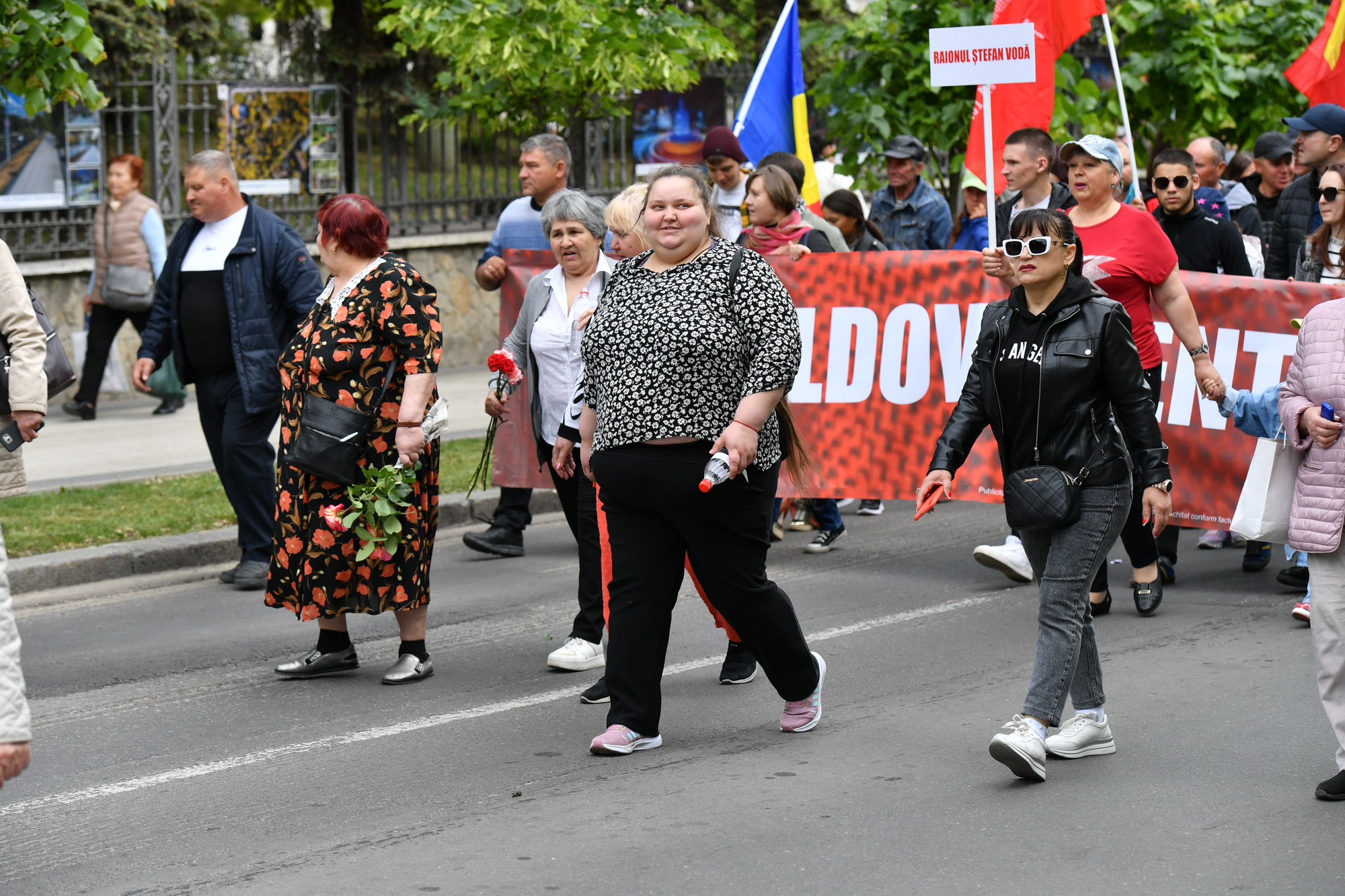 Fotoreportaj de 9 mai: Stalin, flori, panglici, tricouri cu inscripția „Rusia”. Cum a fost la „Marșul Victoriei” 