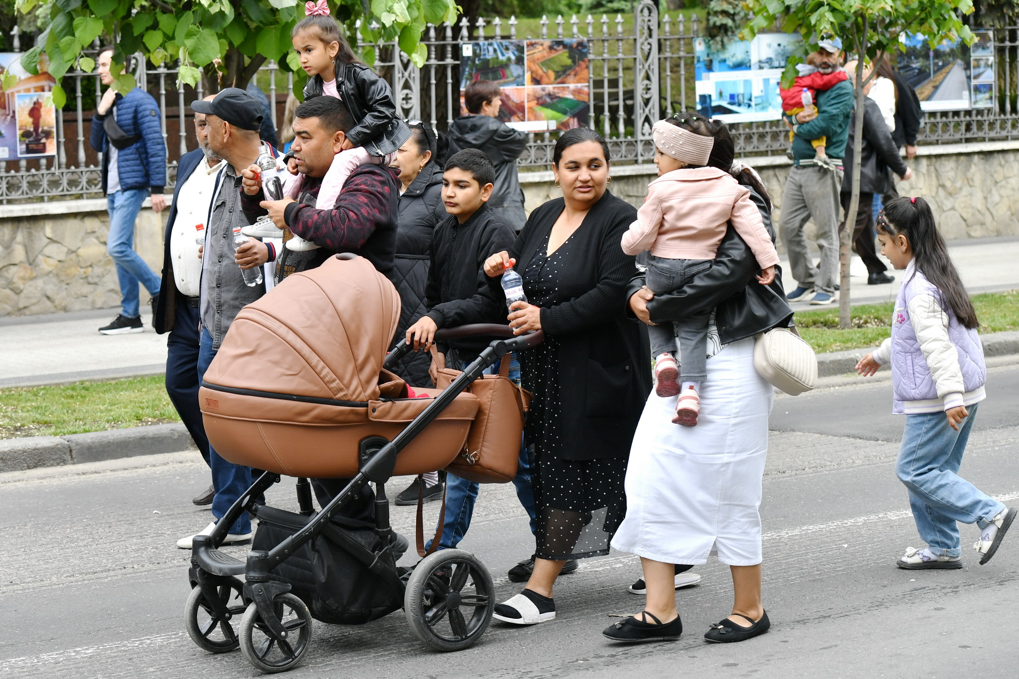 Fotoreportaj de 9 mai: Stalin, flori, panglici, tricouri cu inscripția „Rusia”. Cum a fost la „Marșul Victoriei” 