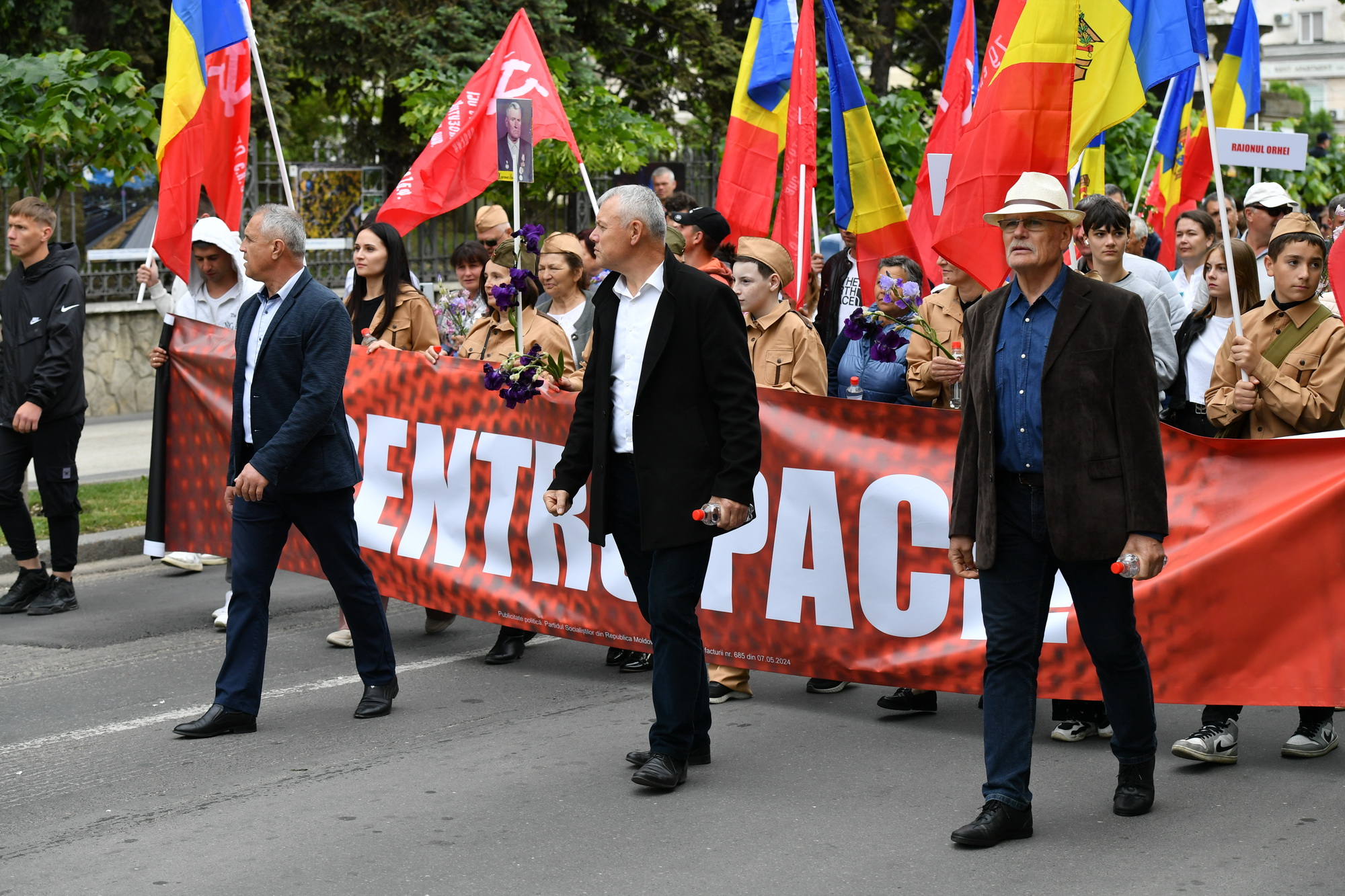 Fotoreportaj de 9 mai: Stalin, flori, panglici, tricouri cu inscripția „Rusia”. Cum a fost la „Marșul Victoriei” 