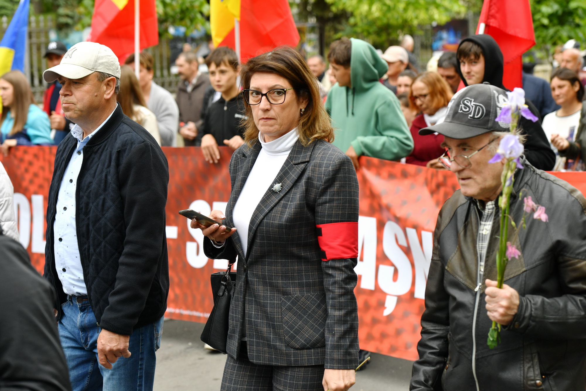 Fotoreportaj de 9 mai: Stalin, flori, panglici, tricouri cu inscripția „Rusia”. Cum a fost la „Marșul Victoriei” 