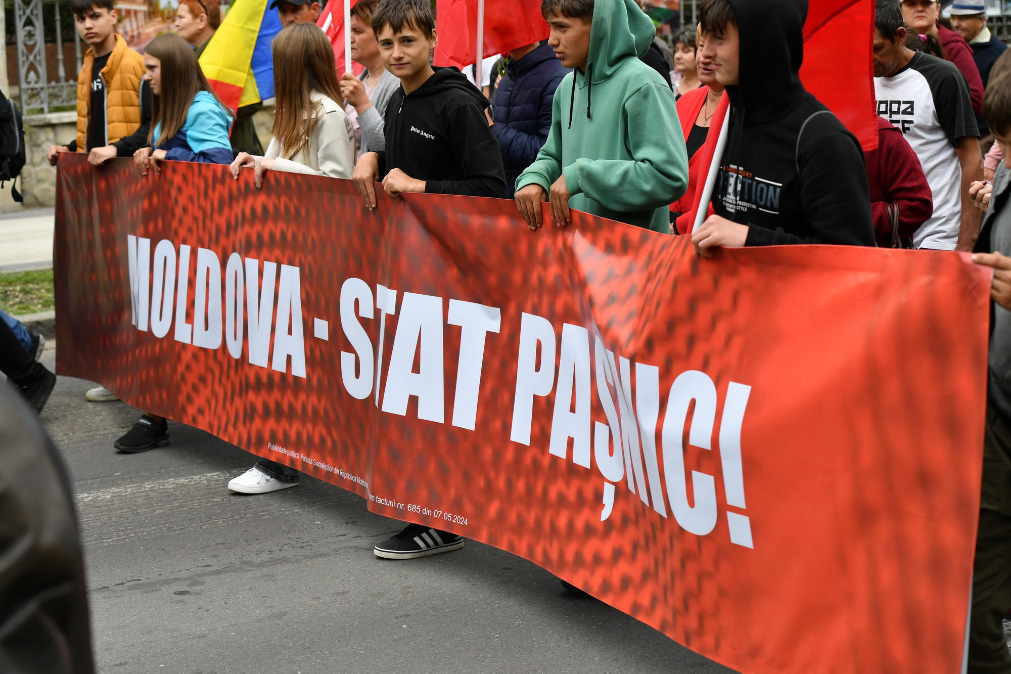 Fotoreportaj de 9 mai: Stalin, flori, panglici, tricouri cu inscripția „Rusia”. Cum a fost la „Marșul Victoriei” 