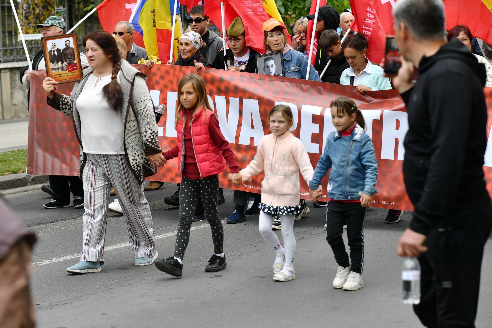 Fotoreportaj de 9 mai: Stalin, flori, panglici, tricouri cu inscripția „Rusia”. Cum a fost la „Marșul Victoriei” 