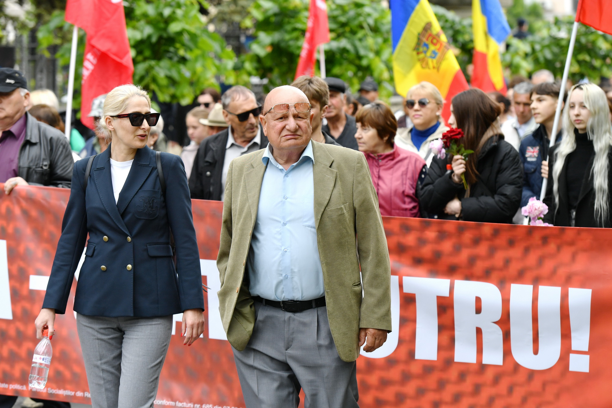 Fotoreportaj de 9 mai: Stalin, flori, panglici, tricouri cu inscripția „Rusia”. Cum a fost la „Marșul Victoriei” 