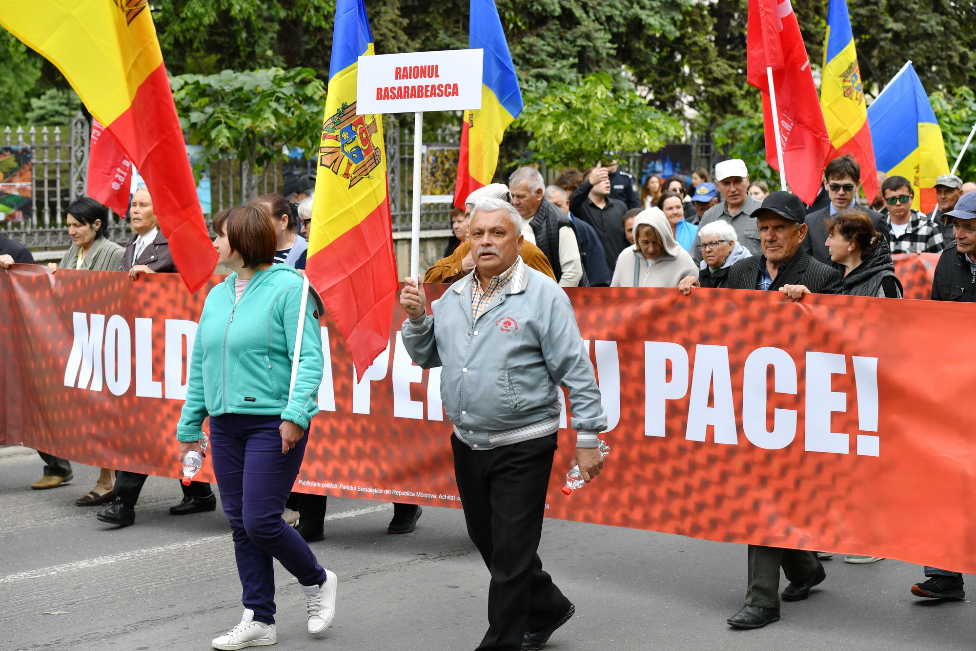 Fotoreportaj de 9 mai: Stalin, flori, panglici, tricouri cu inscripția „Rusia”. Cum a fost la „Marșul Victoriei” 