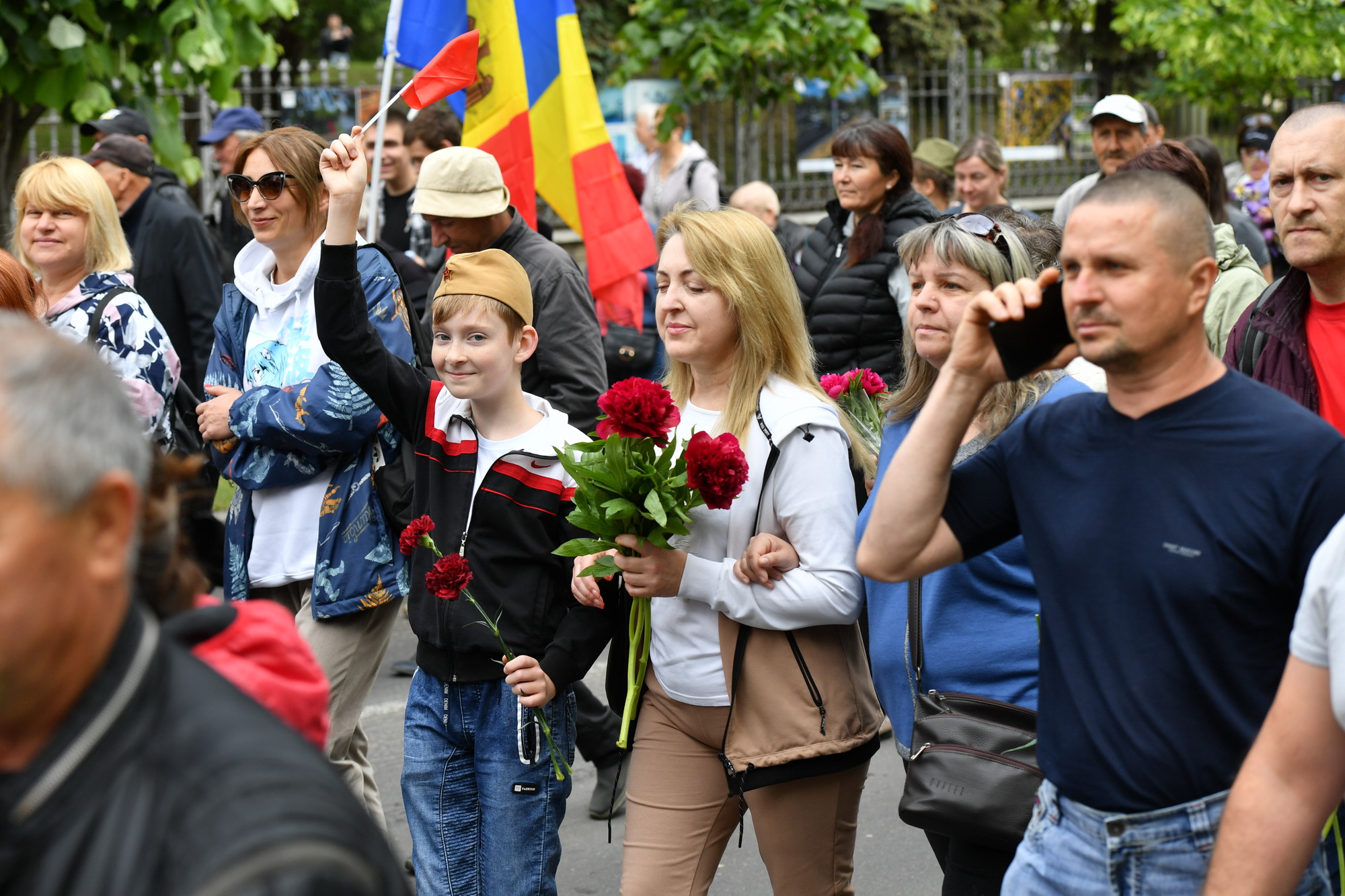 Fotoreportaj de 9 mai: Stalin, flori, panglici, tricouri cu inscripția „Rusia”. Cum a fost la „Marșul Victoriei” 