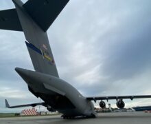 Американский военно-транспортный самолет доставил в Кишинев партию помощи к учениям «Щит мира»