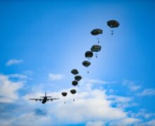 (ВИДЕО) В Молдове спецназовцы Fulger и десантники США совершили прыжки с парашютом с американских военных самолетов
