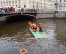 (ВИДЕО) В Санкт-Петербурге автобус с пассажирами упал в реку. Есть погибшие