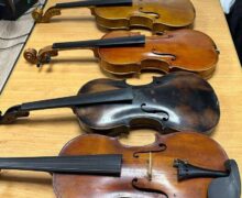 (ФОТО) На молдавской таможне у мужчины изъяли четыре незадекларированные скрипки