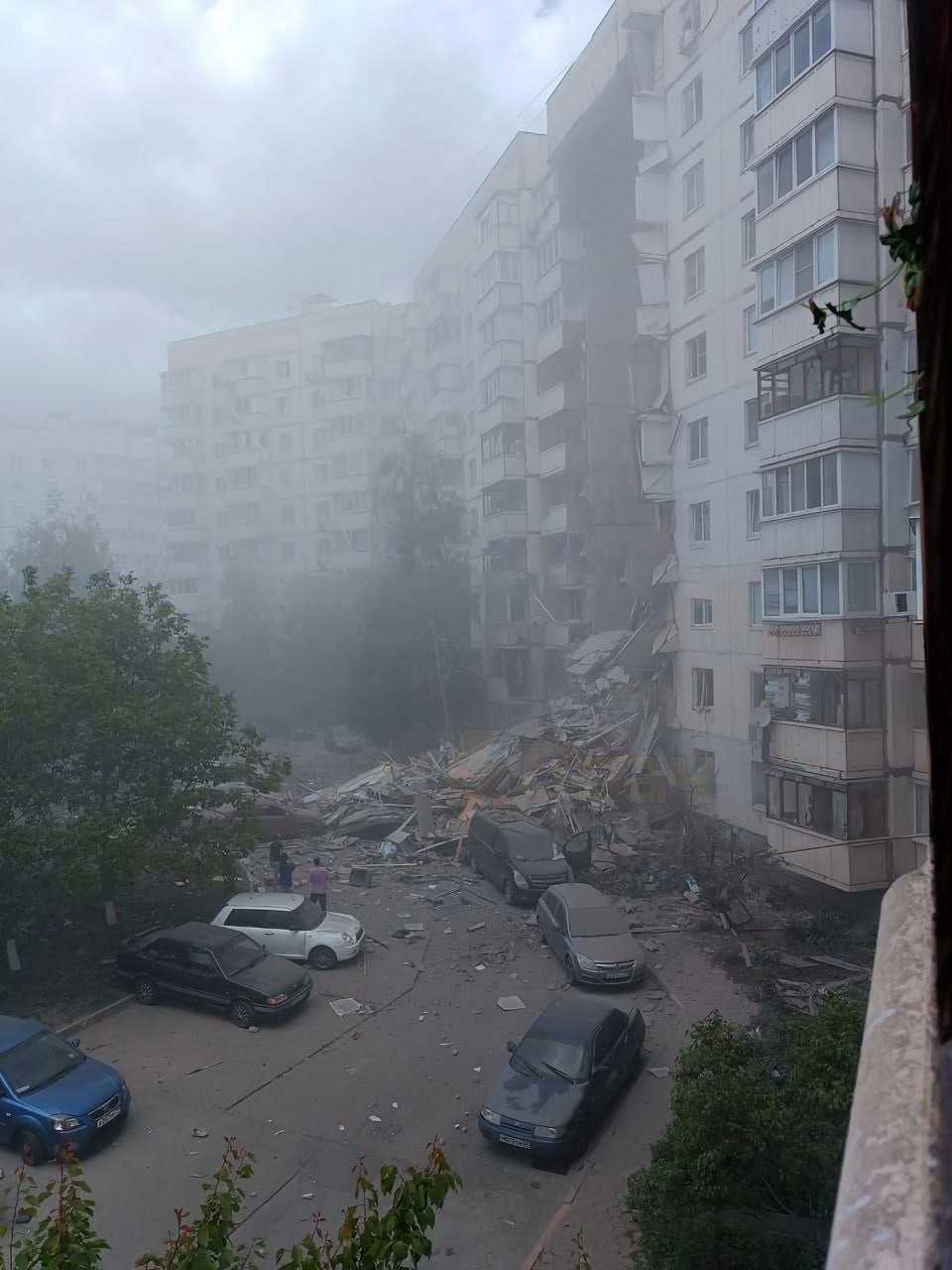 В Белгороде обрушился подъезд многоэтажки. Власти говорят о попадании снаряда