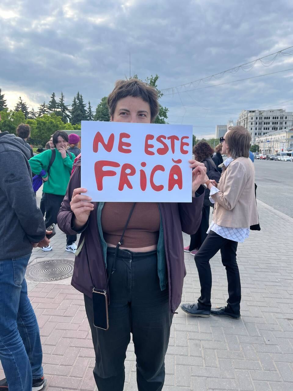 „Ne este frică”. Protest la Guvern după ce bărbatul care și-a bătut soția până la moarte a scăpat de închisoare