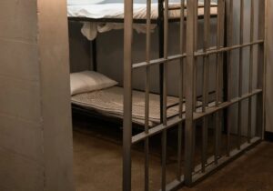 DOC Un bărbat condamnat pentru violul unei minore, eliberat din închisoare. Decizia Curții de Apel Bălți