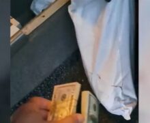 VIDEO $100 000 ascunși în treptele unui autocar care venea în Moldova din Odesa. Cui aparțin banii?
