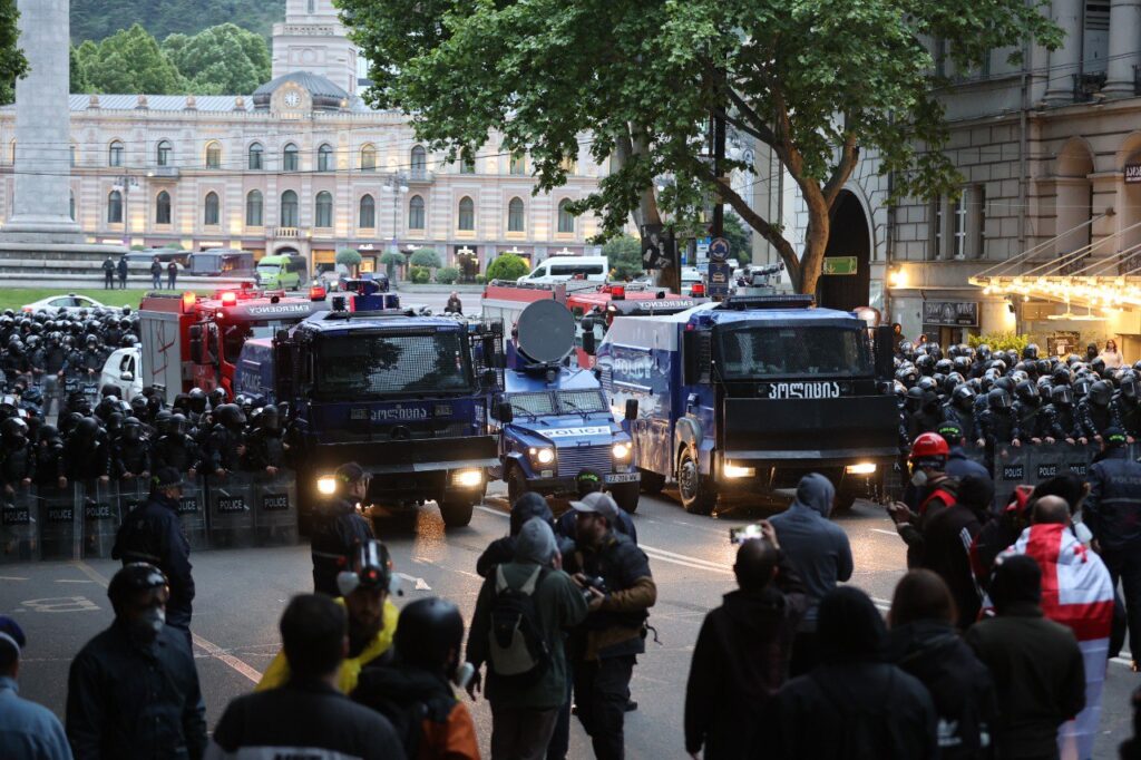 Presă: Un moldovean a fost reținut în timpul protestelor din Georgia; este unul dintre organizatori