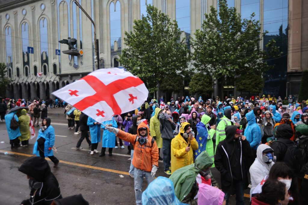 Presă: Un moldovean a fost reținut în timpul protestelor din Georgia; este unul dintre organizatori