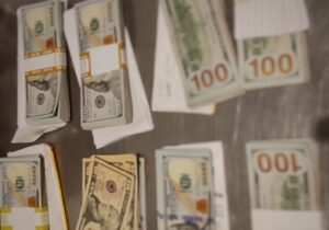 Двое нерезидентов пытались незаконно ввезти в Молдову более $80 тыс.