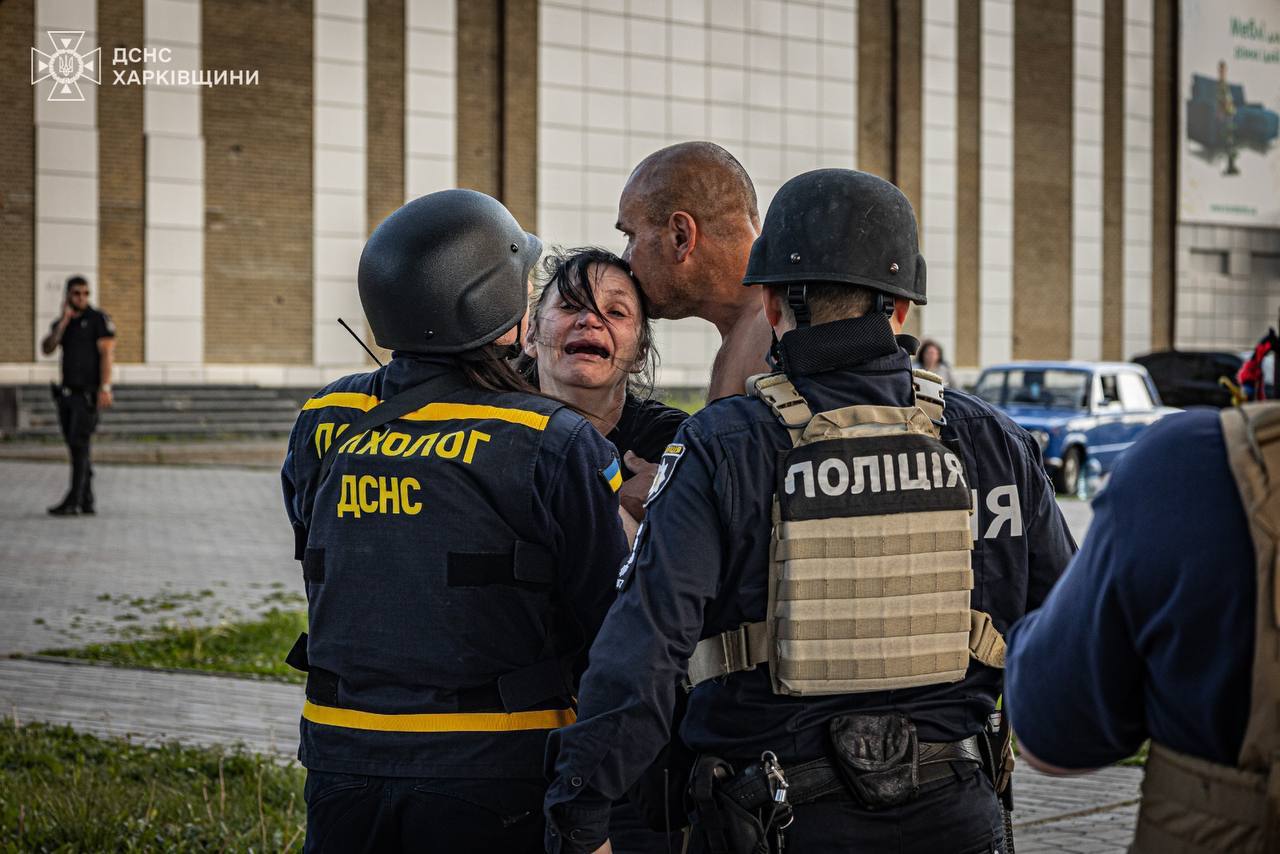 „Un adevărat iad”. 14 morți și 43 răniți după atacul rusesc asupra unui hipermarket din Harkov: 200 de vizitatori se aflau în interior FOTO