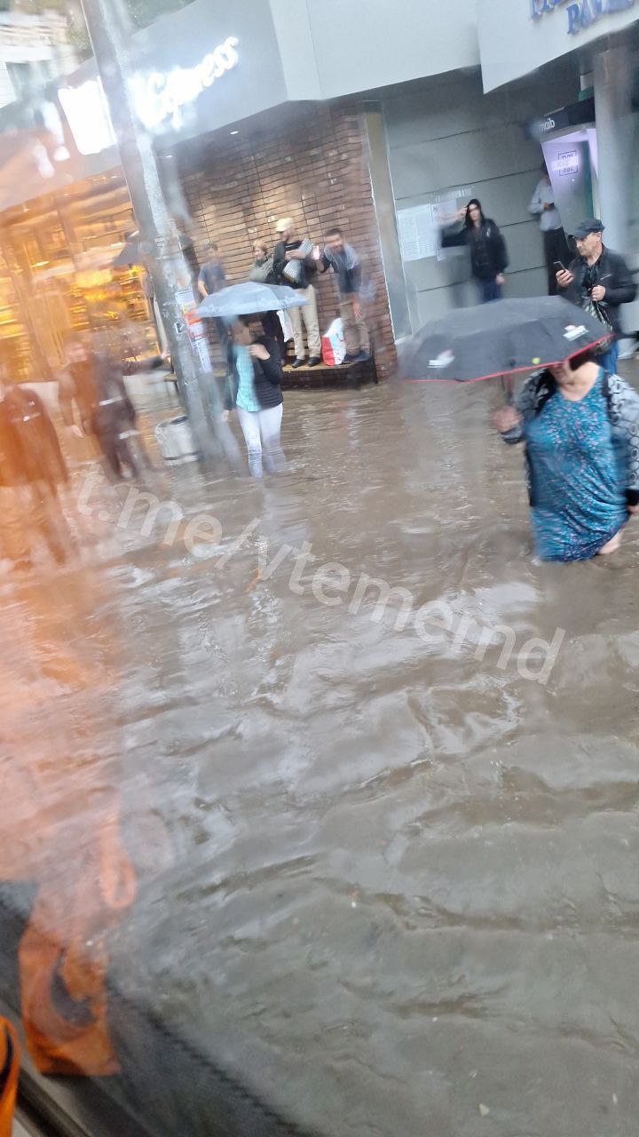 VIDEO/FOTO Chișinăul, inundat de ploile puternice. Apa a pătruns în unele troleibuze