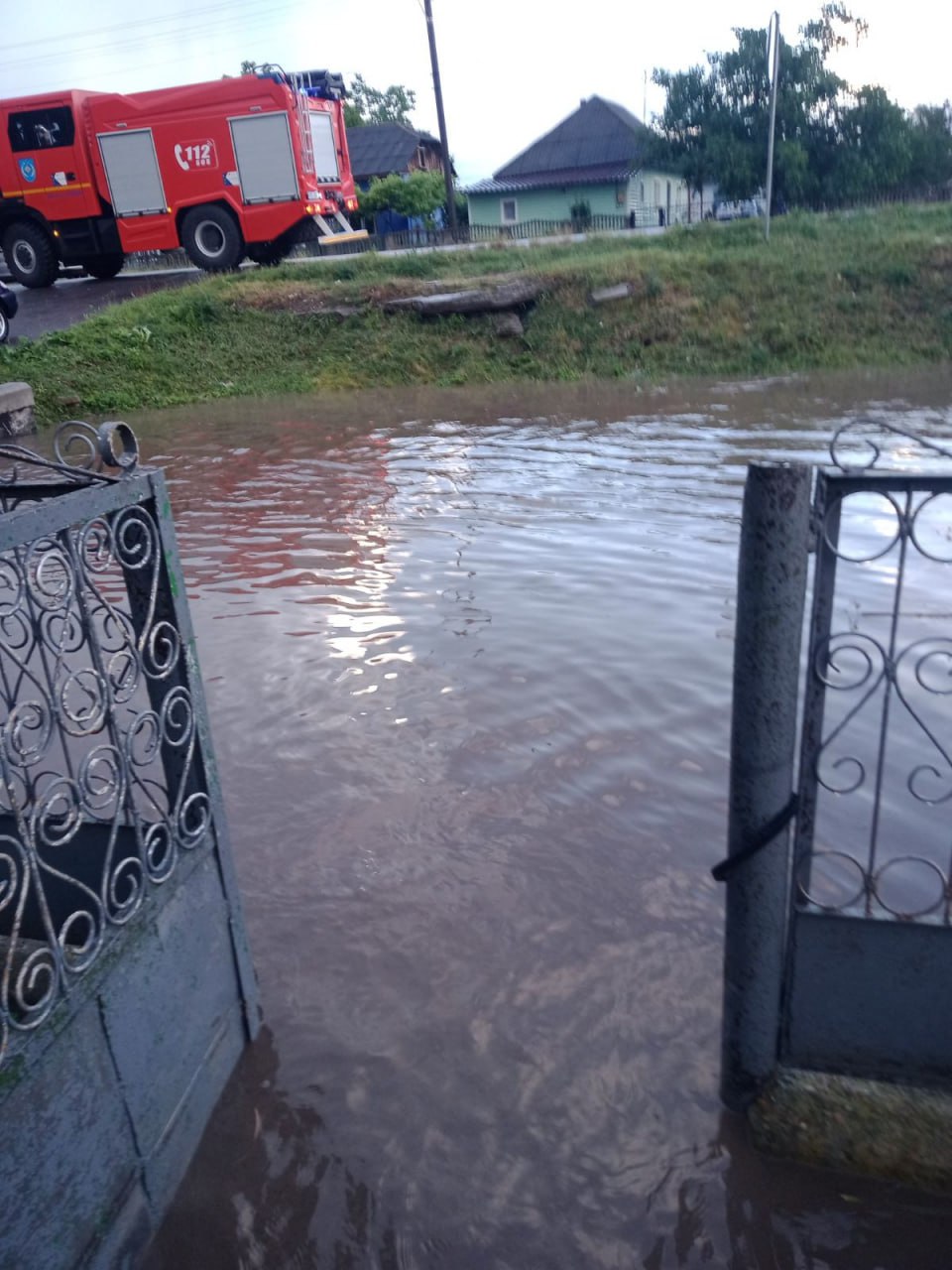 (ФОТО) В Молдове из-за ливней затопило несколько домов. Спасатели выкачали около 80 м³ воды