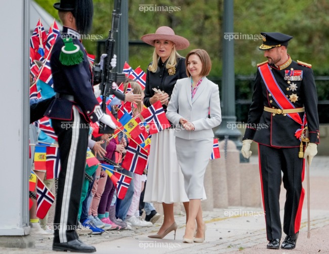 Vizita Maiei Sandu în Norvegia a început. Șefa statului - întâmpinată cu onoruri militare de rege și regină