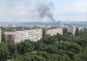 Un service auto din Chișinău, în flăcări: cinci echipe de pompieri sunt la fața locului