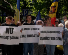 (ВИДЕО) «Детям будет тяжело учиться на молдавском». Социалисты и коммунисты устроили протест против Перчуна