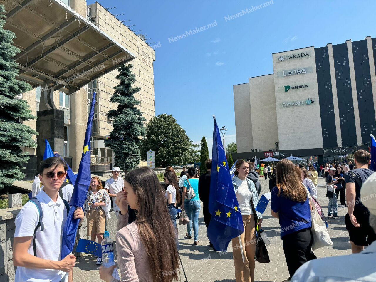 (ФОТО) В Кишиневе проходит марш молодежи в поддержку евроинтеграции. LIVE NM