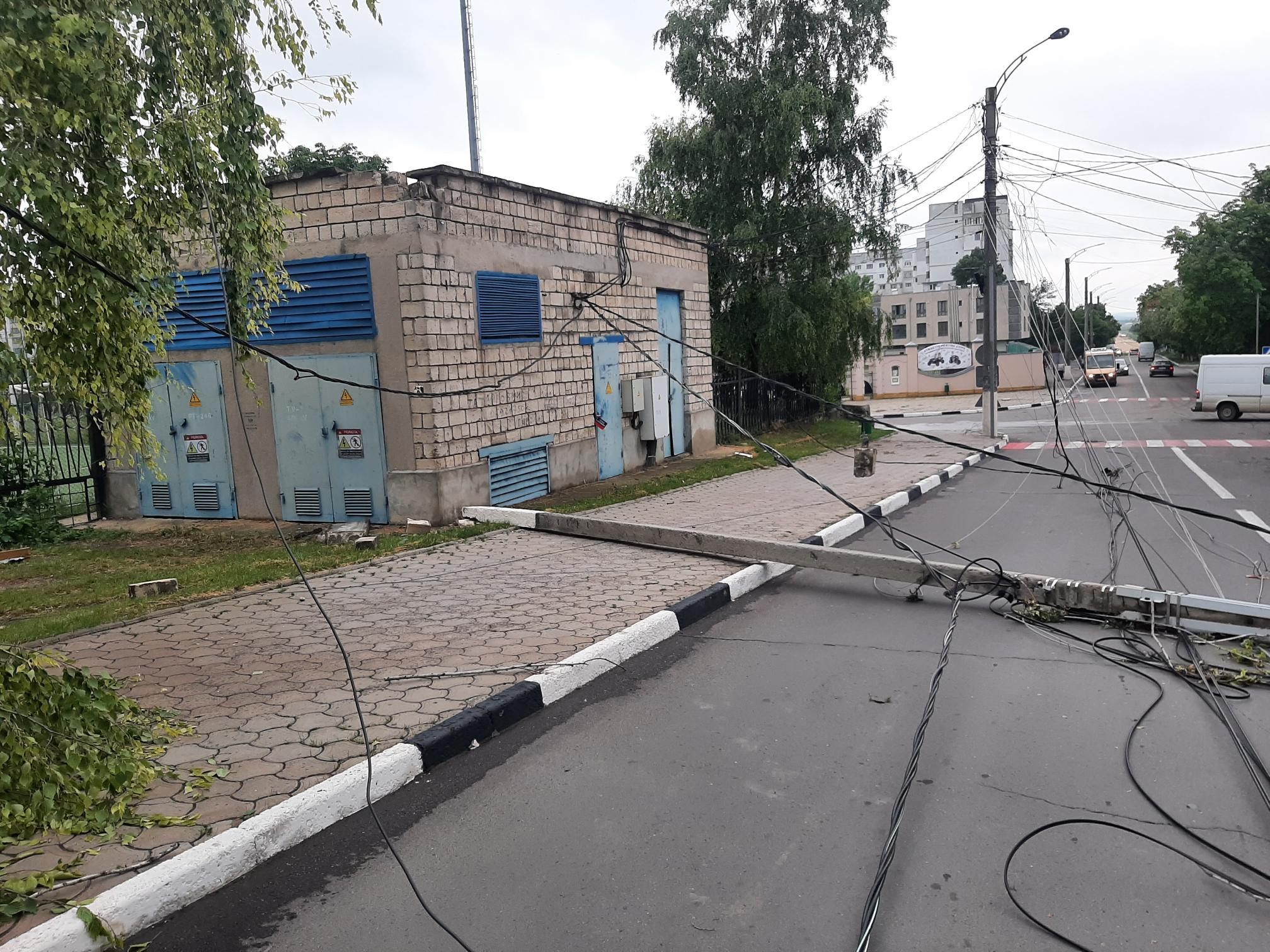(ФОТО) В Молдове 85 населенных пунктов остаются без электричества из-за непогоды