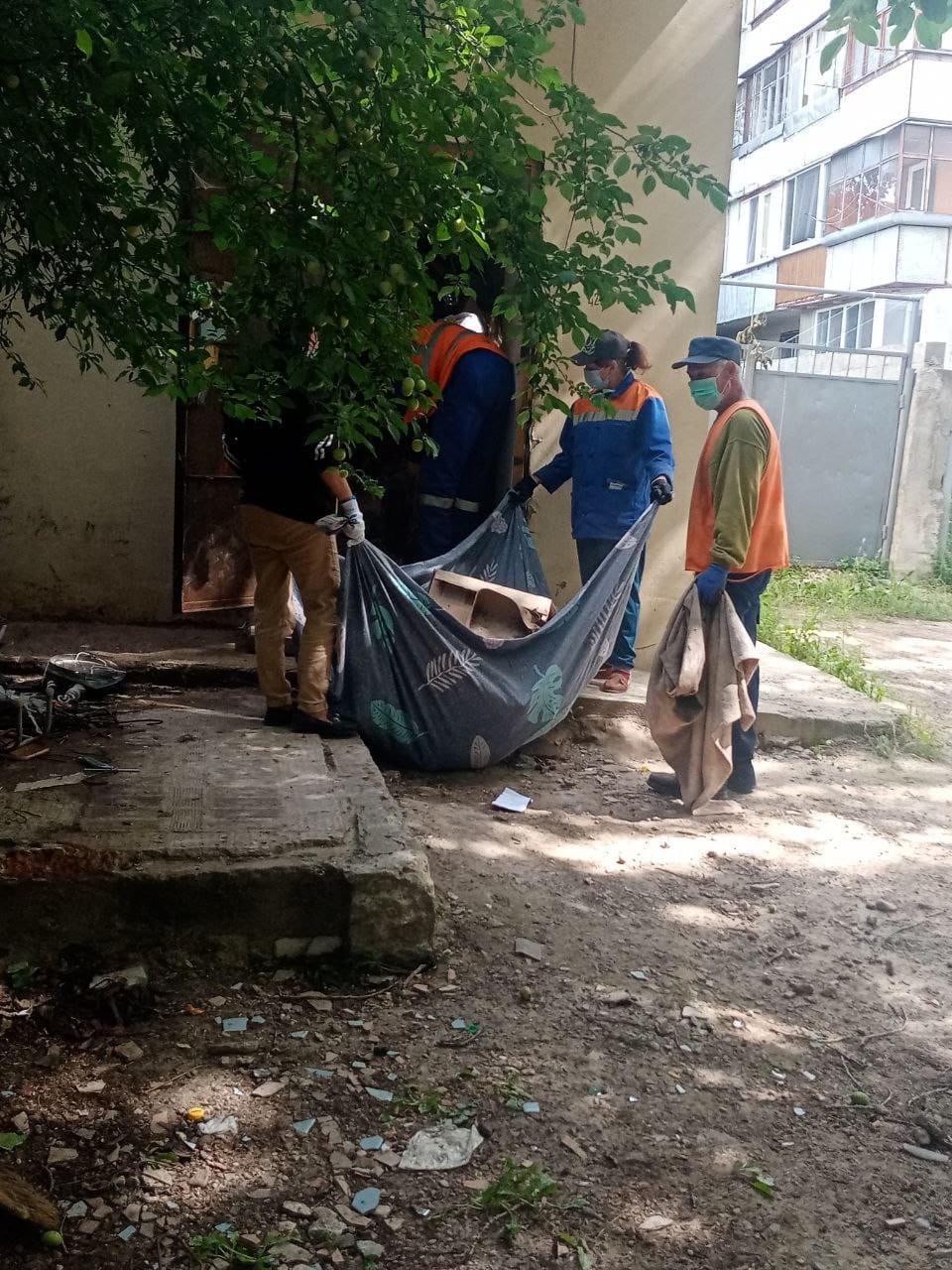 (ФОТО) В Кишиневе квартиру превратили в свалку. Вмешались полицейские и коммунальщики