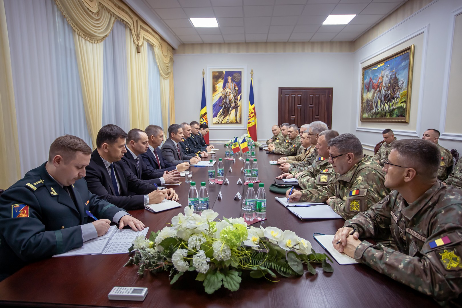 Șeful armatei române a venit la Chișinău. Discuții cu ministrul moldovean al Apărării despre colaborări