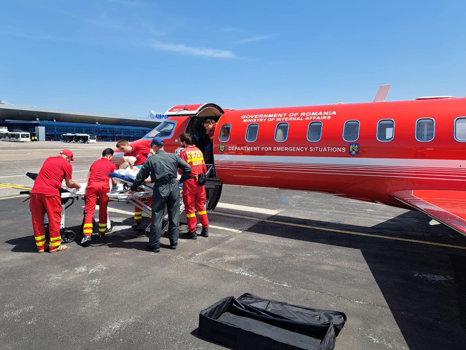 FOTO Un moldovean rănit într-un accident din Serbia, transportat la Chișinău cu avionul SMURD România