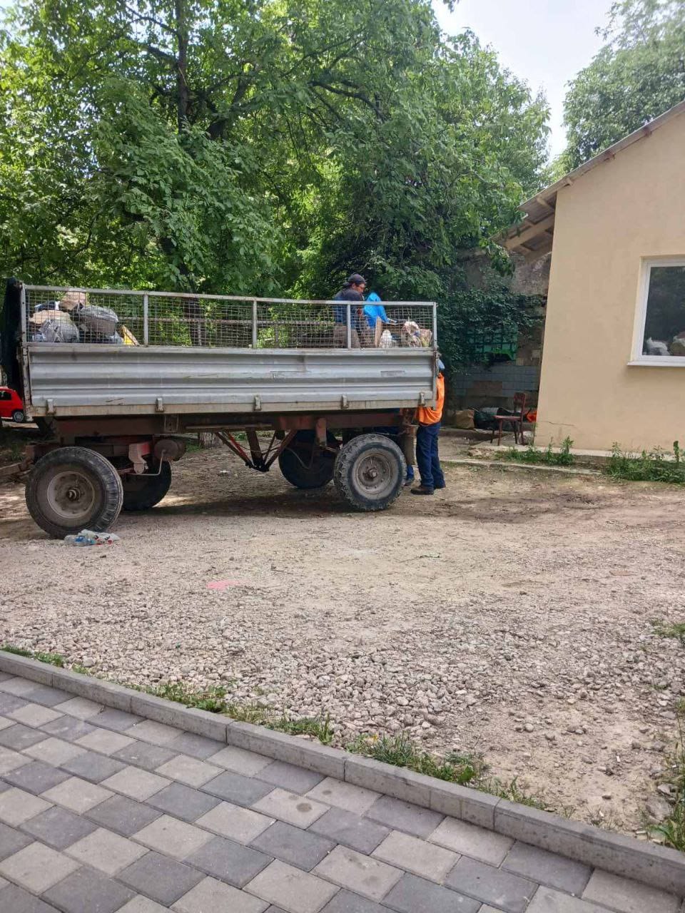 (ФОТО) В Кишиневе квартиру превратили в свалку. Вмешались полицейские и коммунальщики