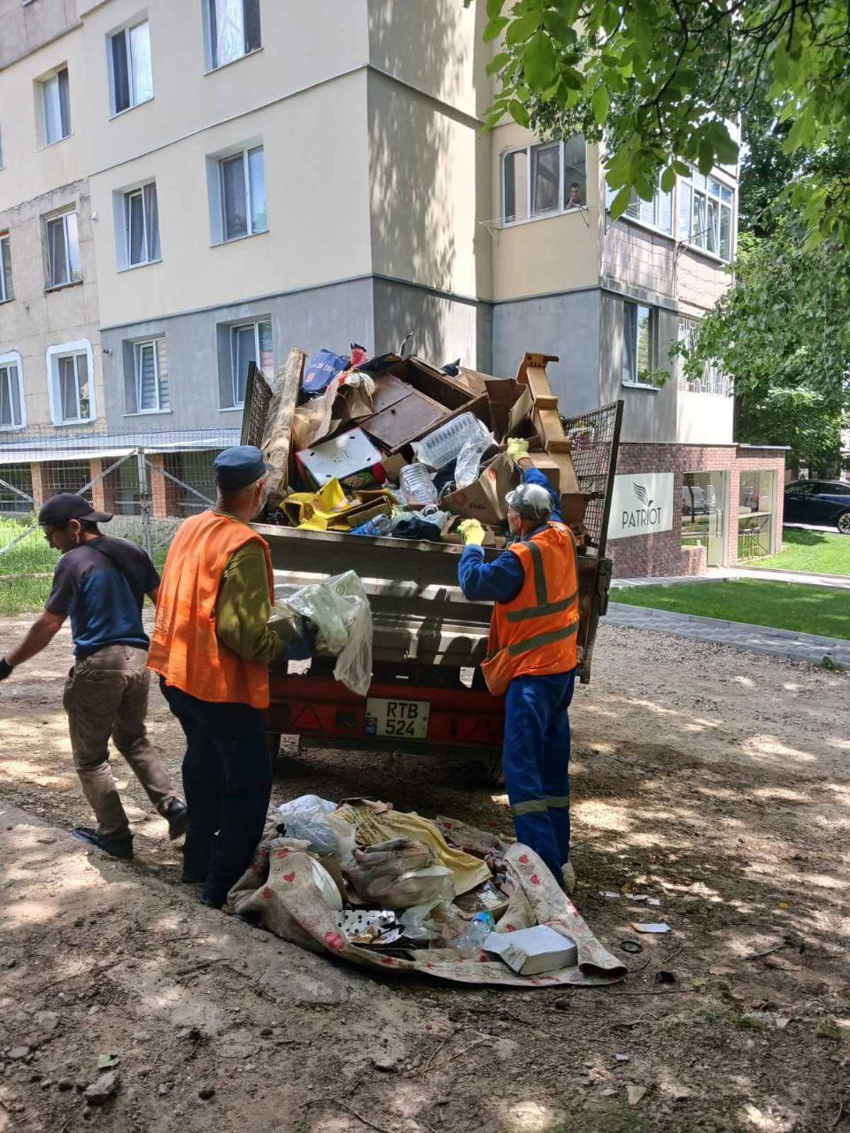 (ФОТО) В Кишиневе квартиру превратили в свалку. Вмешались полицейские и коммунальщики