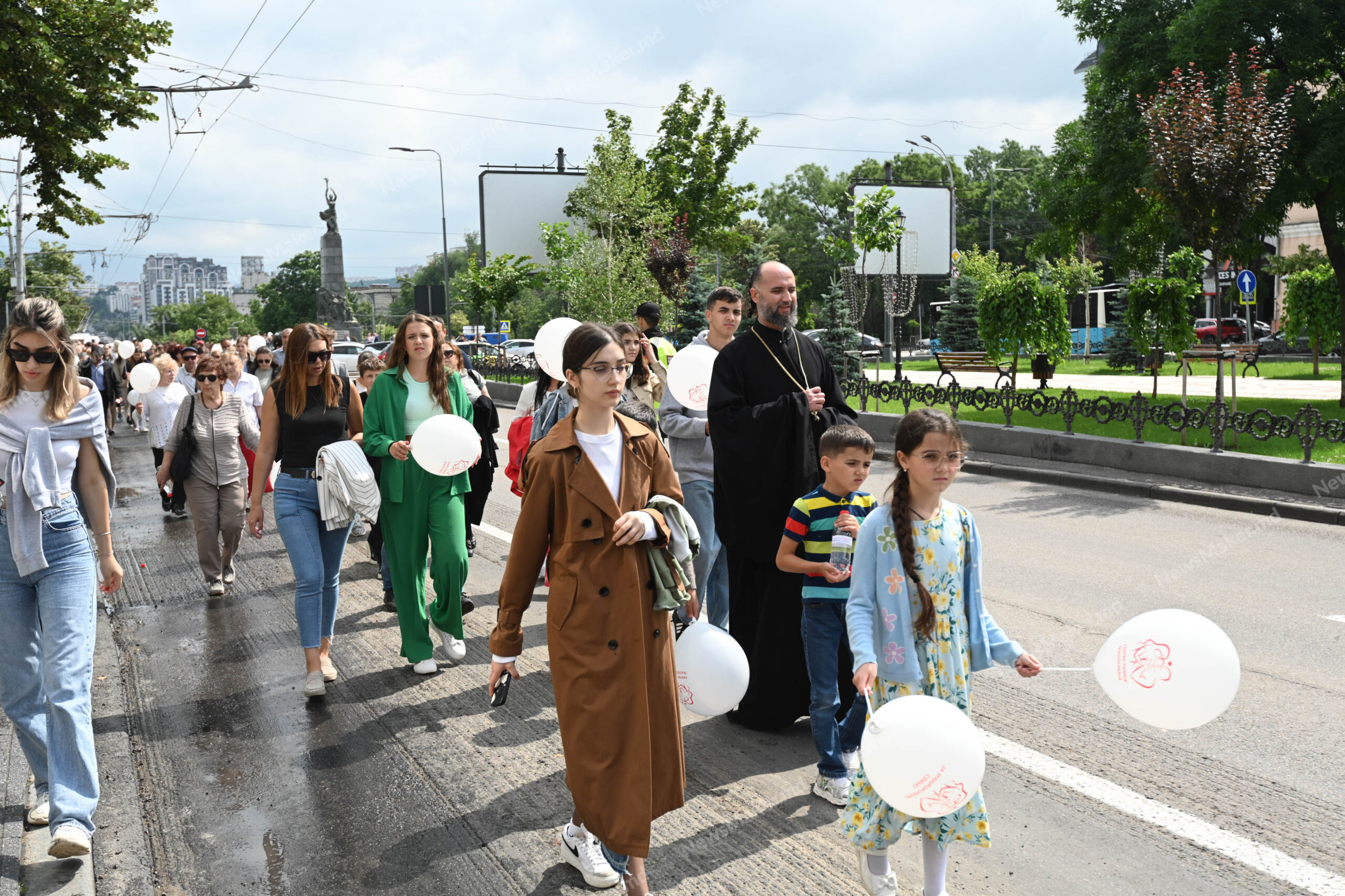 Cu icoană și discurs de ură la adresa comunității LGBTQI+. Cum a decurs marșul pentru „familia tradițională” din Chișinău