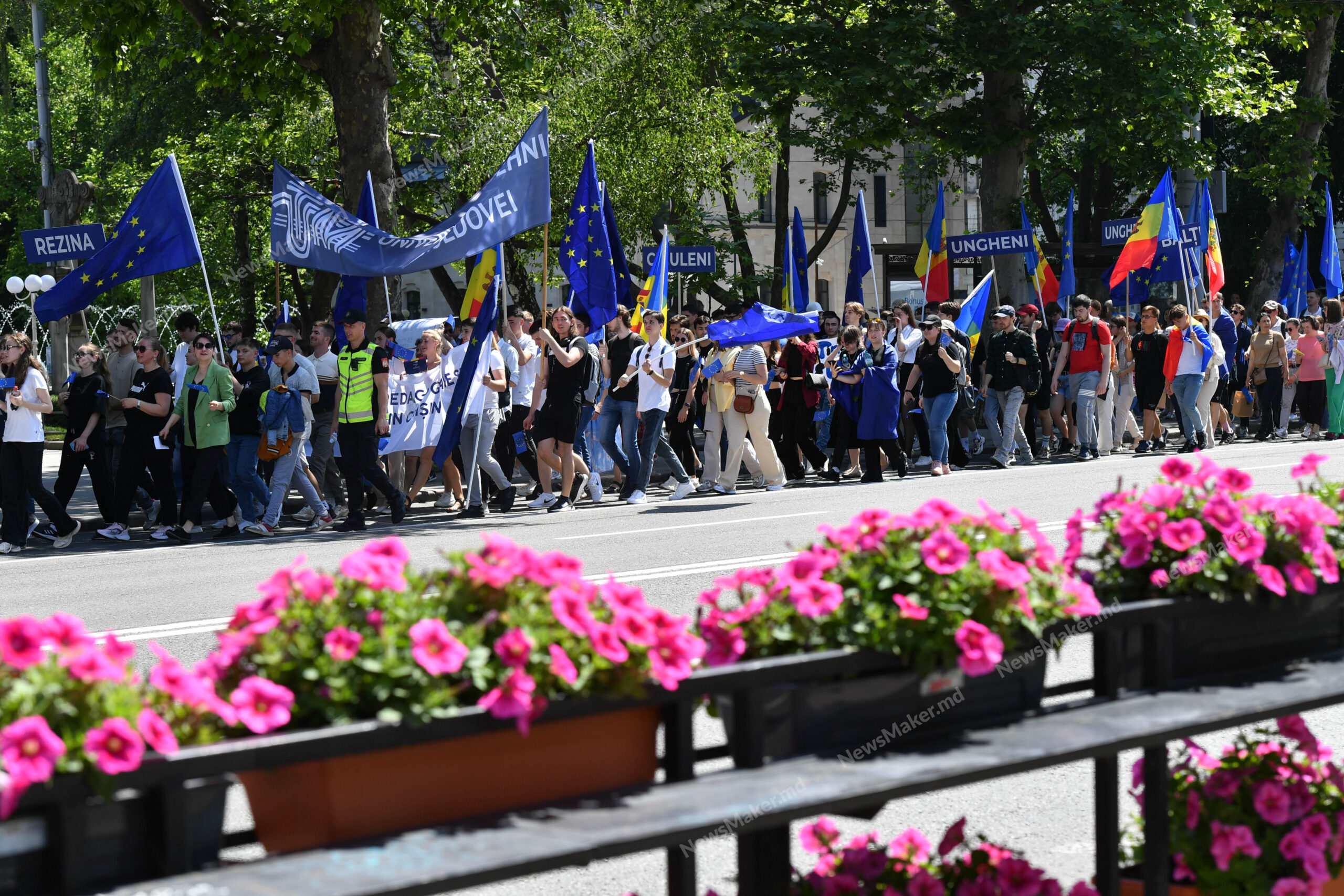 (Fotoreportaj NM) „Europa, noi venim”. Cum a decursul marșul pentru susținerea integrării în UE din Chișinău