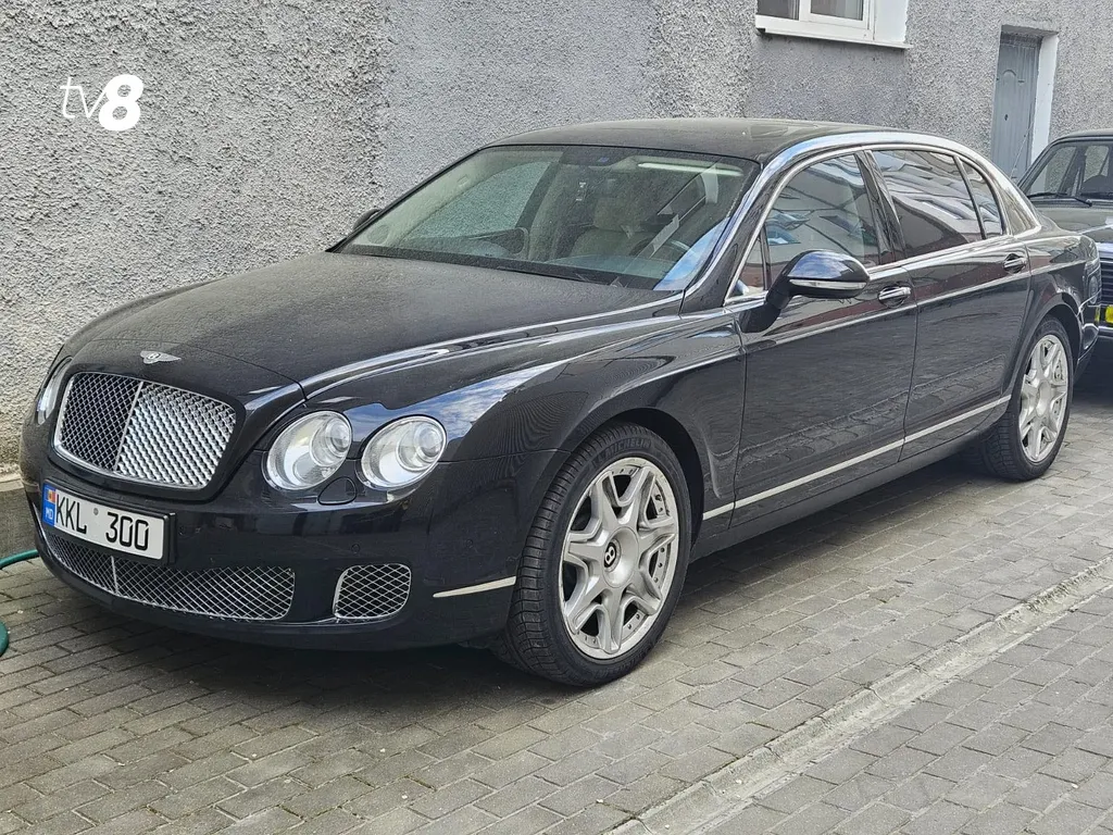 (FOTO) Șor rămâne fără Bentley-ul Continental și Volga din Moldova. Statul scoate mașinile la licitație