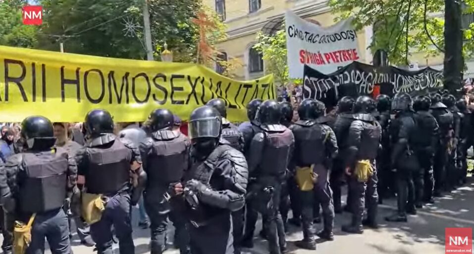 Mai multe persoane, inclusiv preoți, au ieșit cu icoane la Chișinău împotriva comunității LGBT (FOTO/VIDEO) 