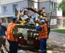 (ФОТО) В Кишиневе квартиру превратили в свалку. Вмешались полицейские и коммунальщики